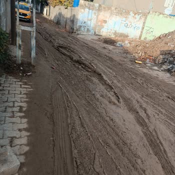 Silopi'de Kazı Sonrası Çamurlu Sokak Çocukların Okul Yolunu Tehlikeye Atıyor