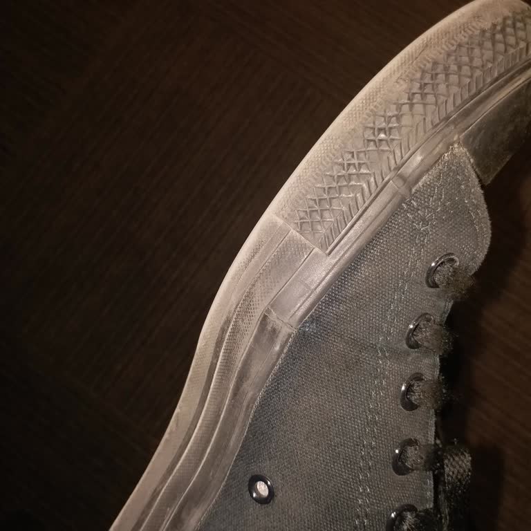 Barçın’da Satın Alınan Converse Chuck Taylor Ayakkabısının Kısa Sürede Yırtılması Ve Kalite Sorunu