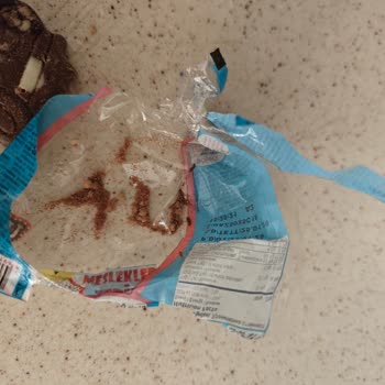 Şok Mağazasında Satılan Çikolatada Böcek Sorunu