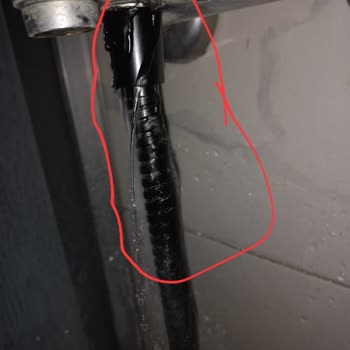 Patlayan Duş Hortumu Ve Sızdıran Duş Başlığı