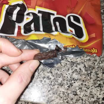 BİM'den Satın Alınan Doğuş Patos Cipsinde Yanmış Parça Ve Sağlık Sorunu