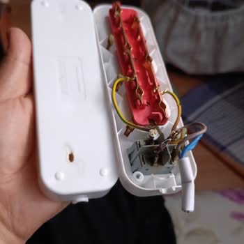 Amiral Elektrik Üçlü Prizde Yangın Tehlikesi: Evimiz Neredeyse Yandı