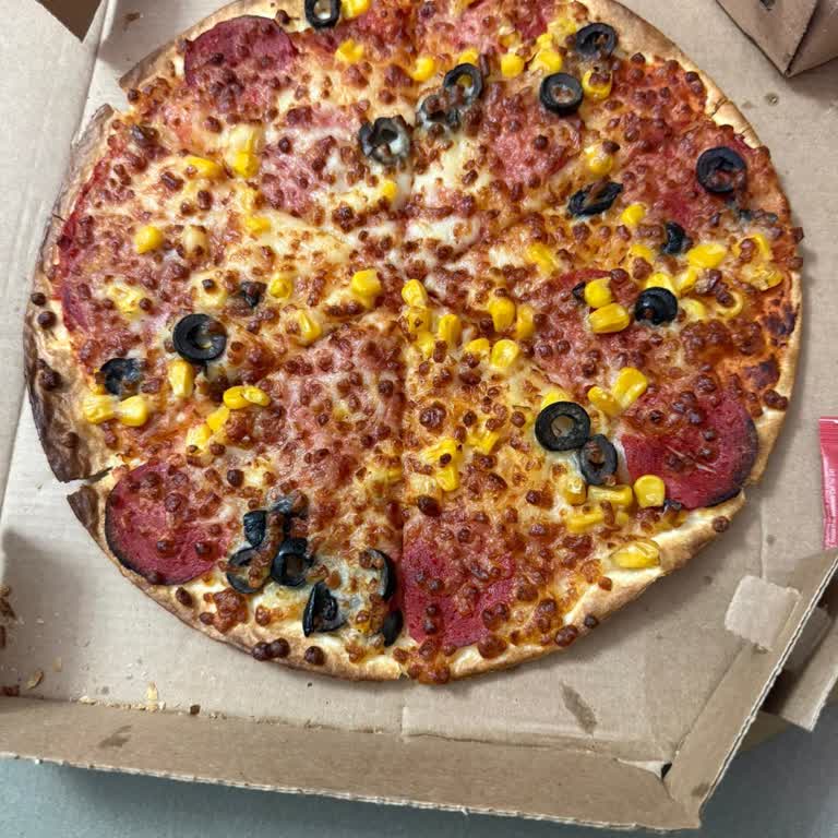 Kalın Hamur Ücretine İnce Pizza, Yanlış İçecek Ve Gecikmeli Teslimat