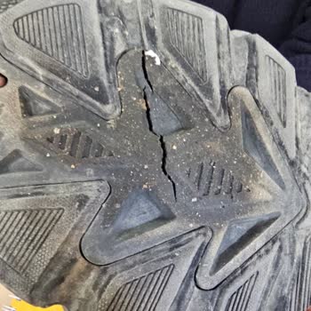 Skechers Ayakkabısının Tabandaki Çatlaklar Üretim Kusuru Olarak Değerlendirilmedi