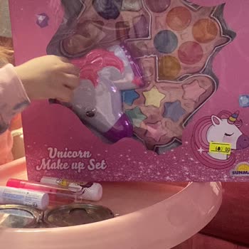 Çocuk Makyajı Gözlerde Şiddetli Alerji Ve Şişmeye Neden Oluyor