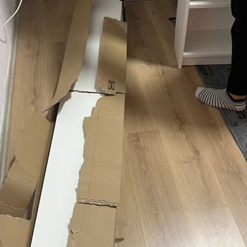 Kırık Parçalarla Gelen Billy Kitaplık Ve Çözüm Sunamayan IKEA Müşteri Hizmeti