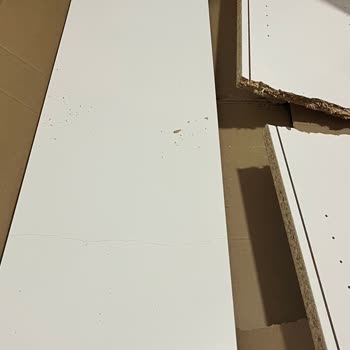 Kırık Parçalarla Gelen Billy Kitaplık Ve Çözüm Sunamayan IKEA Müşteri Hizmeti