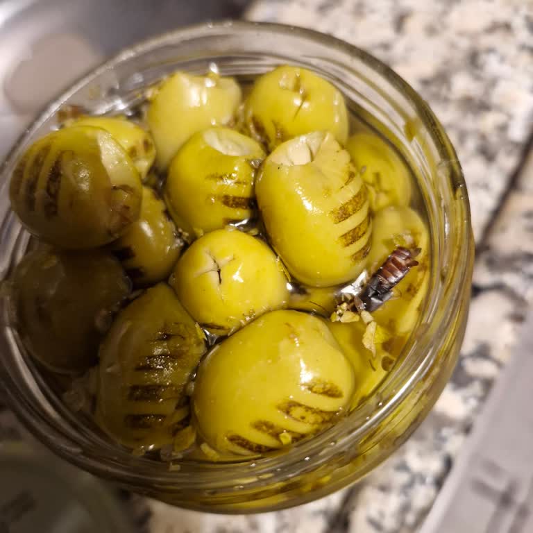 Gemlik BİM Şubesinde Açılır Açılmaz Böcekli Zeytin