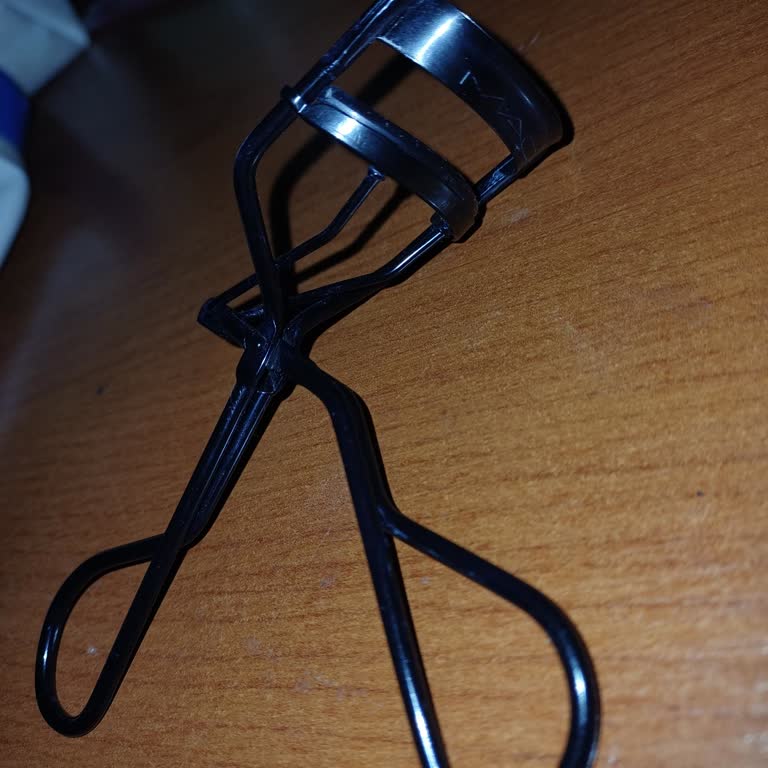 Mac Cosmetics Kirpik Kıvırıcı Kirpik Kesilmesine Neden Oluyor