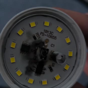 Patlayan LED Ampul Yangın Riski Oluşturdu