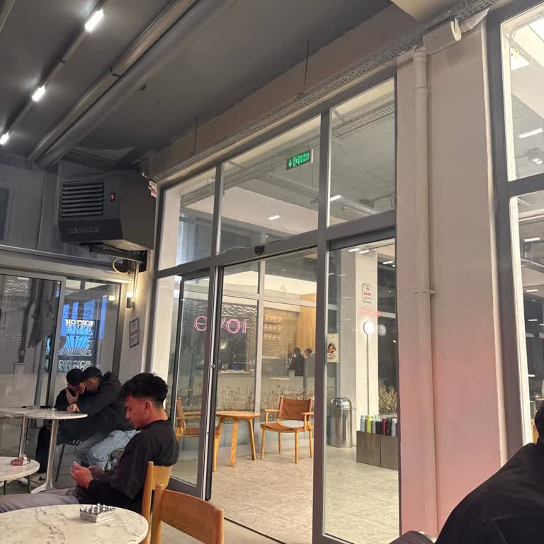 Personelin Müşteri Masalarını Kendi Yerleri Gibi Kullanması Ve Saygısız Yaklaşımı