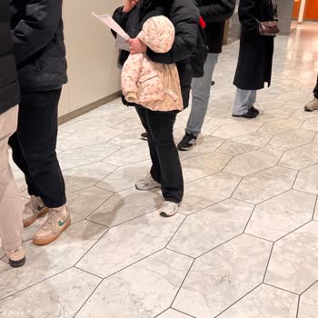 Kimlik Tesliminde Uzun Bekleme Ve Ayrı Hızlı Sıra Talebi