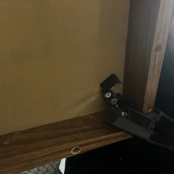 Kelebek Mobilya Loris Koltuk Takımının Plastik Ayakları Dayanıksız Ve Kırılıyor