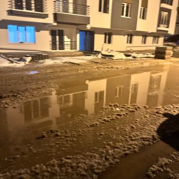 Beşikkaya Mahallesi 1991 Sokak Önündeki Çamurlu Ve Çukurlu Yol Mağduriyeti