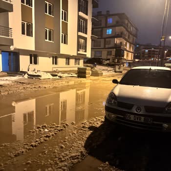 Beşikkaya Mahallesi 1991 Sokak Önündeki Çamurlu Ve Çukurlu Yol Mağduriyeti