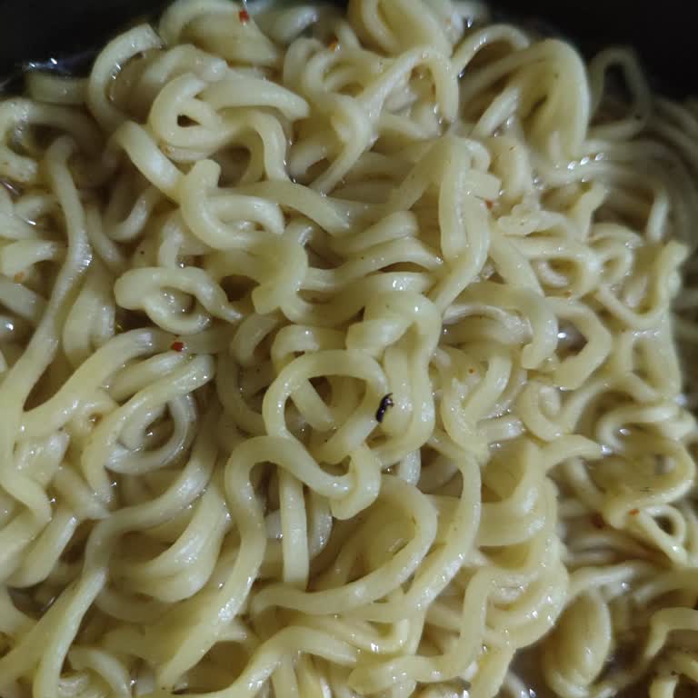 Son Tüketim Tarihi Uzun Olmasına Rağmen Noodle’da Siyah Böcekler