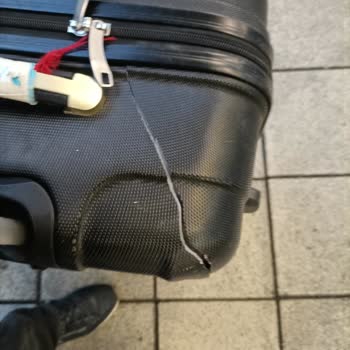 Ankara Köln Uçuşunda Valiz Çatlaması Ve Ajet'in Cevap Vermemesi