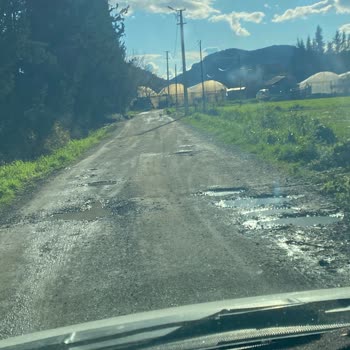 Eskiköy Mahallesi Peçenek Sokaklarındaki Çukurlar Araçları Mahvediyor Ve Güvenliği Tehlikeye Atıyor