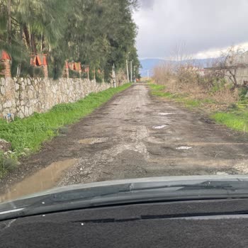 Eskiköy Mahallesi Peçenek Sokaklarındaki Çukurlar Araçları Mahvediyor Ve Güvenliği Tehlikeye Atıyor