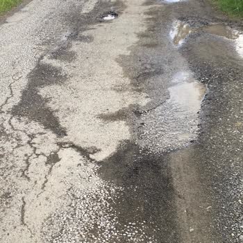 Eskiköy Mahallesi Peçenek Sokaklarındaki Çukurlar Araçları Mahvediyor Ve Güvenliği Tehlikeye Atıyor