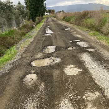 Eskiköy Mahallesi Peçenek Sokaklarındaki Çukurlar Araçları Mahvediyor Ve Güvenliği Tehlikeye Atıyor