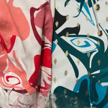 Kapüşonlu Sweatshirt'te Pırıltı Kayboldu, Sarı Lekeler Bıraktı