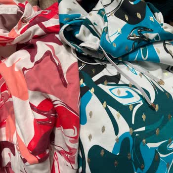 Kapüşonlu Sweatshirt'te Pırıltı Kayboldu, Sarı Lekeler Bıraktı