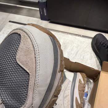 Skechers Ayakkabısında Temizlik Köpüğüyle Bile Giderilmeyen Lekeler Ve Çözüm Yokluğu