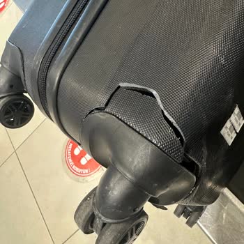 Ajet Uçuşunda Kırık Valiz Ve 5 Günlük Cevap Beklentisi Karşılanmadı