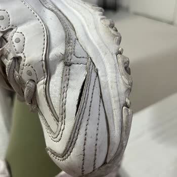 Skechers Kadın Spor Ayakkabısında Kısa Sürede Burun Parçası Yırtılması Ve Ücretsiz Tamir Talebi