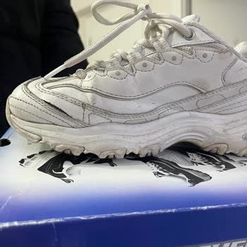 Skechers Kadın Spor Ayakkabısında Kısa Sürede Burun Parçası Yırtılması Ve Ücretsiz Tamir Talebi