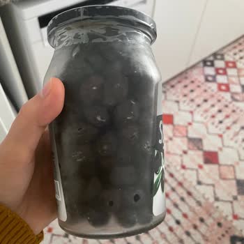 Açılmamış Kavanozda Küflü Zeytin Ve Güven Kaybı