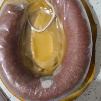 Küflü Sucuk Ürünü Ve Son Kullanma Tarihi Çelişkisi Müşteriyi Mağdur Etti