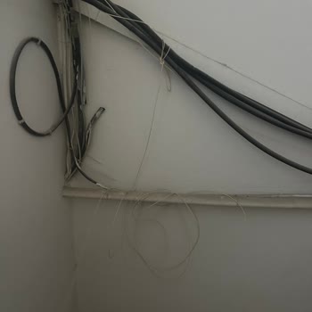 Çukurova Belediyesi Fiber Kablonun Düzensiz Kurulumu Ve Yeniden Düzenlenmesi Talebi