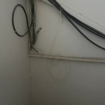 Çukurova Belediyesi Fiber Kablonun Düzensiz Kurulumu Ve Yeniden Düzenlenmesi Talebi