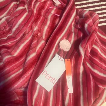 Penti Sabahlığının Sticker’ı Tüylerini Çekti, Ürün Defolu