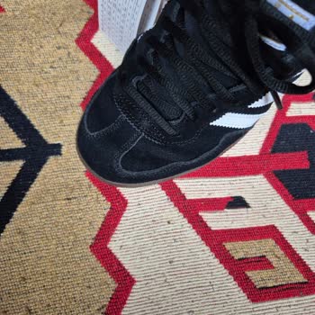 Üç Defa Defolu Adidas Ayakkabı Gönderildi, Satıcıdan Cevap Alınamadı