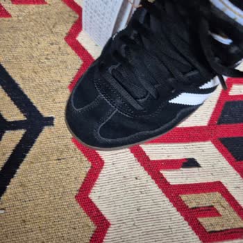 Üç Defa Defolu Adidas Ayakkabı Gönderildi, Satıcıdan Cevap Alınamadı