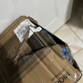 Hasarlı Kargo Kapıya Bırakıldı, Bilgilendirme Yapılmadı Ve İade Talep Ediyorum