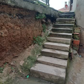 İSKİ’nin Beykoz’daki Sürekli Su Kaçağı Bina Temeline Zarar Veriyor