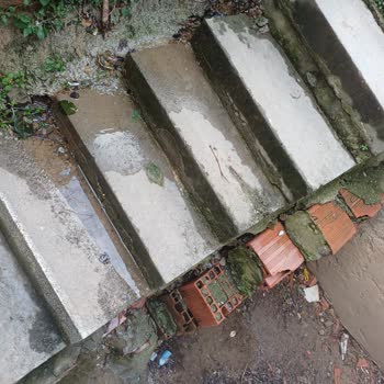 İSKİ’nin Beykoz’daki Sürekli Su Kaçağı Bina Temeline Zarar Veriyor