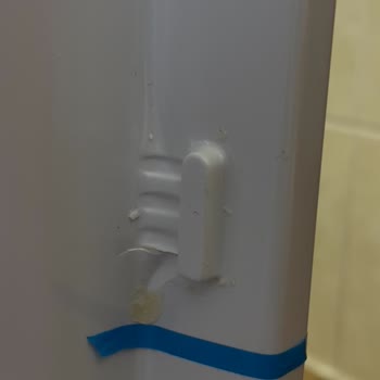 Kırık Kapaklı Buzdolabı Teslim Edildi, Vestel Kullanıcı Hatası İddiasıyla Çözüm Sürecini Erteledi