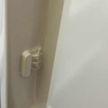 Kırık Kapaklı Buzdolabı Teslim Edildi, Vestel Kullanıcı Hatası İddiasıyla Çözüm Sürecini Erteledi