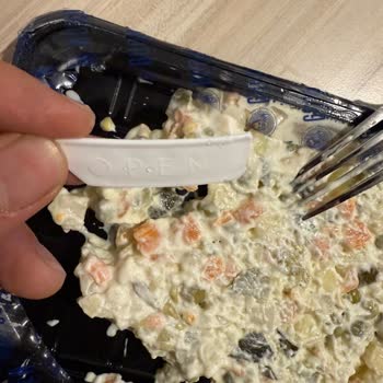 Gürmen Amerikan Salatasında Plastik Parça: Gıda Güvenliği İhlali