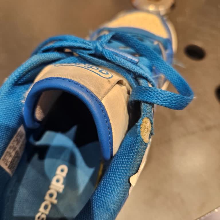 Deichmann Mağazasında Adidas Ayakkabının Hızlı Aşınması Ve Red Kararı