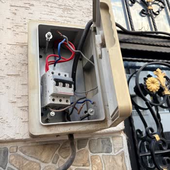 Bursa Uludağ Elektrik Hattının Güvensiz Kurulumu Yetkili Tarafından Hemen Düzeltmeli