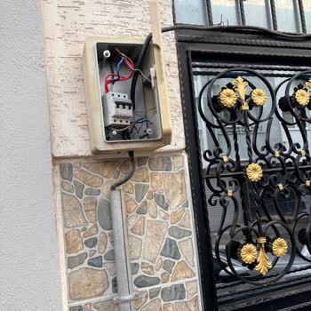 Bursa Uludağ Elektrik Hattının Güvensiz Kurulumu Yetkili Tarafından Hemen Düzeltmeli