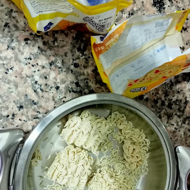 Berona Noodle’da Çeşni Paketi Eksikliği Hayal Kırıklığına Yol Açıyor