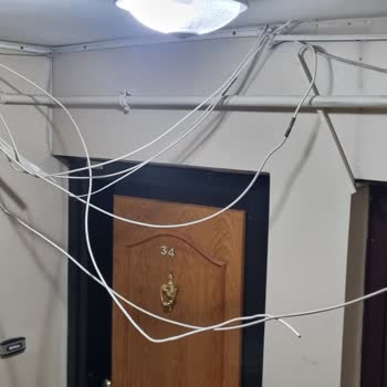 Kablo Net Çekilen Kablo Hatları Apartman İçinde Son Derece Düzensiz Bırakılmış