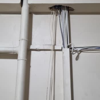 Kablo Net Çekilen Kablo Hatları Apartman İçinde Son Derece Düzensiz Bırakılmış
